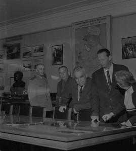 На архивном фото второй справа – М.М. Громов во время посещения Научно-мемориального  музея профессора Н.Е. Жуковского.  1960-е гг.
